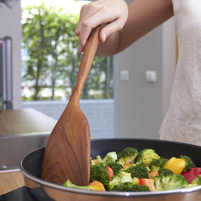 FAAY 13.5” Right-Hand Stir Fry Spatula – Thin Edge Teak Wooden Turner for Wok & Nonstick Pans, Natural Coconut Oil Finish, Handcrafted Wood Tool for Stirring & Flipping