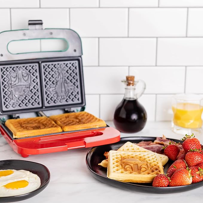 Uncanny Brands Star Wars Boba Fett Double-Square Waffle Maker - Bounty Hunter Breakfast Small Appliance
