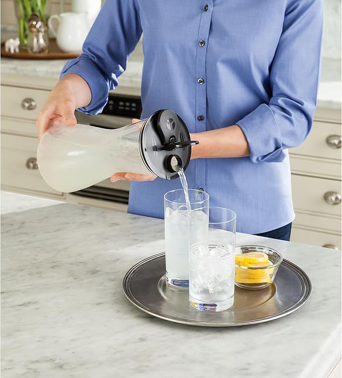 Rubbermaid Carafe with Leak-Proof Lid, 2-quart (1878491)